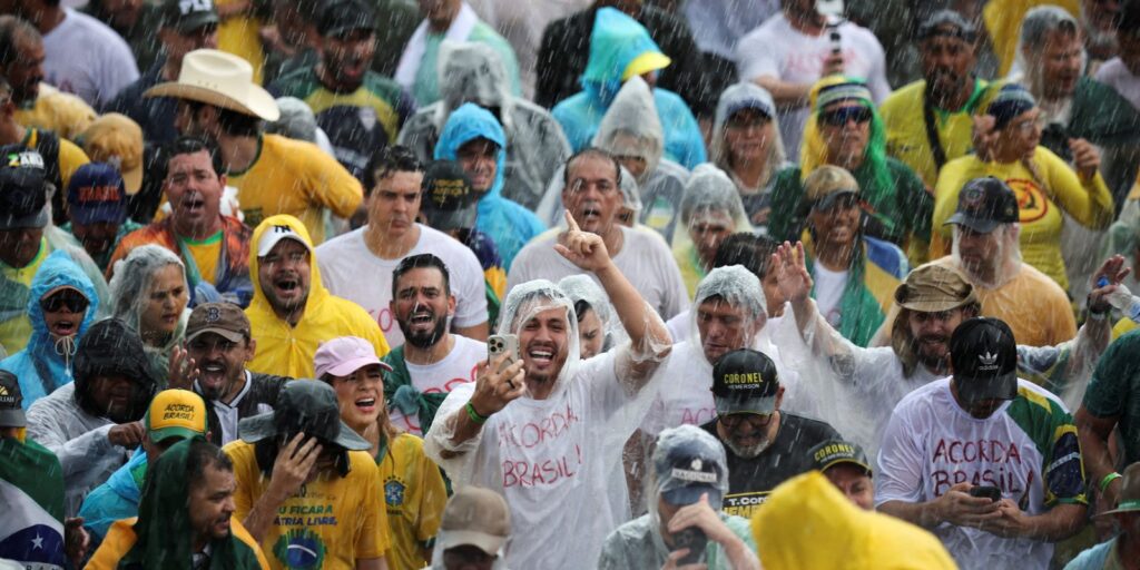 Raio atinge manifestantes na Praça do Cruzeiro, em Brasília