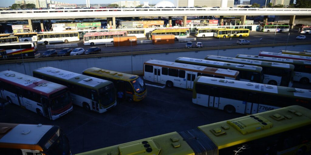 Dezenas de ônibus de uma mesma empresa urbana são apedrejados no DF