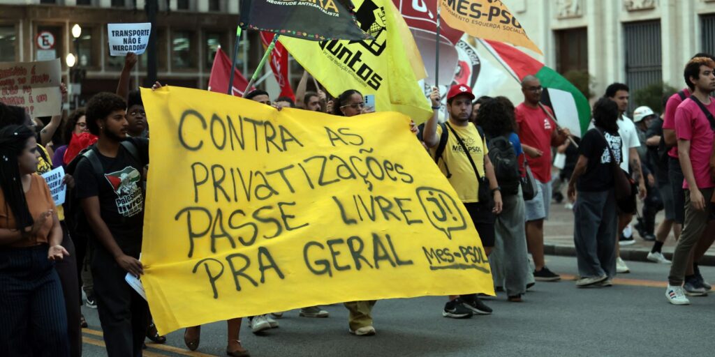 Estudantes protestam contra aumento da tarifa de ônibus em São Paulo