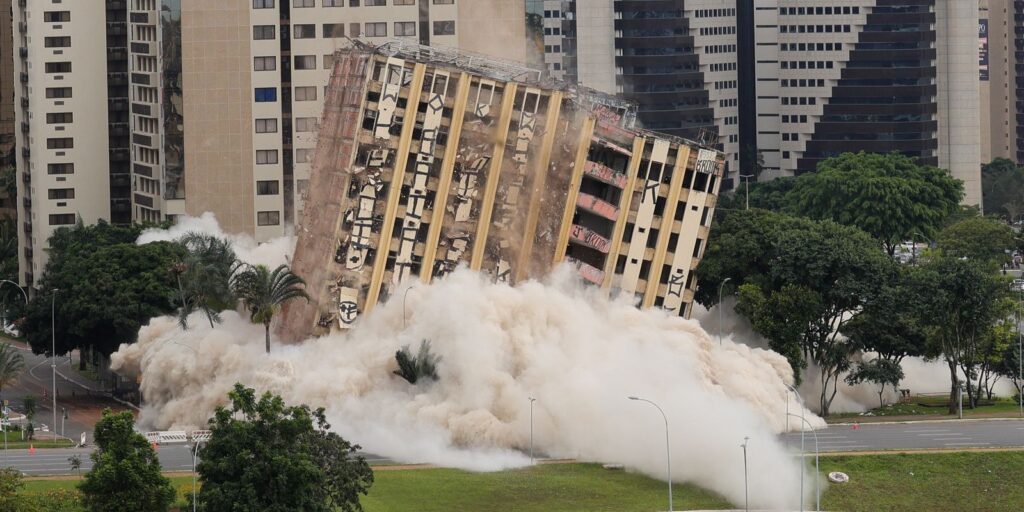 Tradicional hotel de luxo é implodido no centro de Brasília