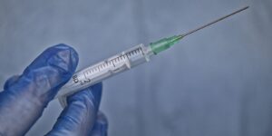 Anvisa alerta para riscos de uso indevido de preenchedores dérmicos