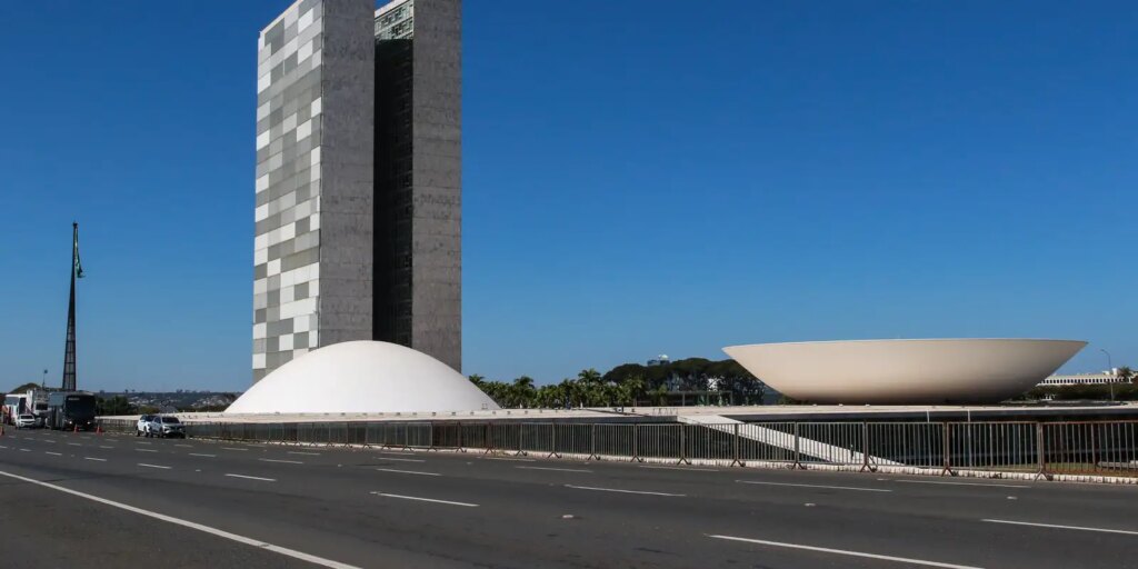 Votação da MP que zera "taxa das blusinhas" é adiada para terça
