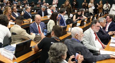 Pedido de vista adia votação da PEC do fim da 6x1 na CCJ da Câmara