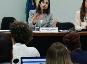 Proposta que criminaliza misoginia avança na Câmara dos Deputados