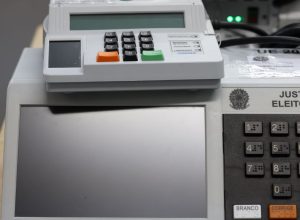 Pesquisa aponta que fake news sobre eleições miram urnas eletrônicas