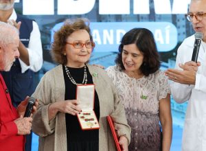 Pesquisadora Margareth Dalcolmo recebe medalha Oswaldo Cruz