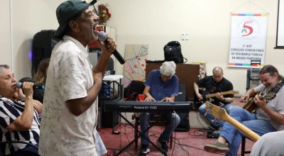 Com 25 anos, grupo musical de pacientes psiquiátricos lança novo álbum