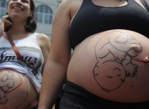 Fatores sociais e estruturais empurram mulheres para cesarianas