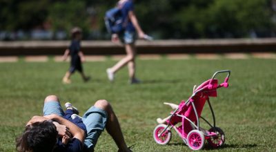 Licença-paternidade de até 20 dias é aprovada no Senado 