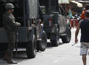 Polícia faz ação para cumprir 56 mandados de prisão na Maré, no Rio