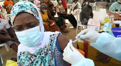 Vacina contra cepa do ebola na Àfrica pode demorar até 9 meses