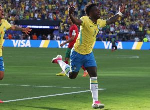 Raphinha, Vini Jr. e Douglas Santos se destacam nos números da estreia