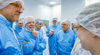 Lula visita fábrica que fornece 19 milhões de produtos ao SUS