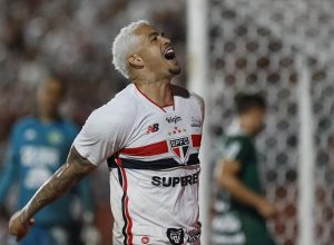 São Paulo vence Chapecoense e assume liderança isolada do Brasileiro