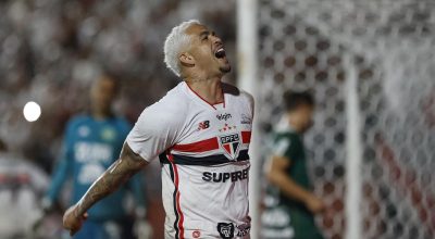São Paulo vence Chapecoense e assume liderança isolada do Brasileiro