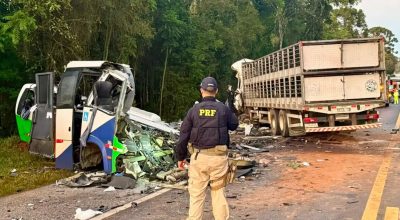 Acidente entre ônibus e caminhão mata 23 pessoas em estrada no Paraná