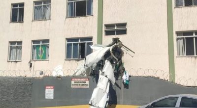 Avião de bimotor cai e bate em prédio em Belo Horizonte
