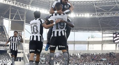 Botafogo vence Corinthians pelo Brasileirão com três de Arthur Cabral