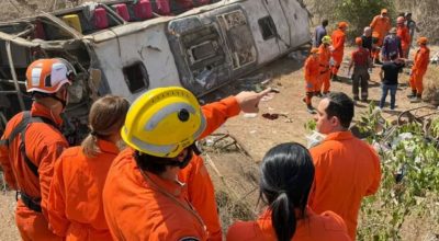 Capotamento de ônibus que levava romeiros deixa 15 mortos em Alagoas