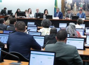 CCJ da Câmara adia análise de PEC sobre redução da maioridade penal