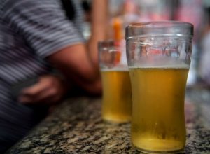 Álcool e cigarro podem causar cegueira, alertam especialistas