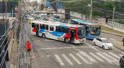 Criminosos usam ônibus em barricadas contra operação policial no Rio