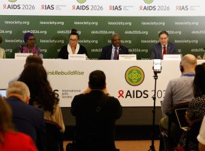Infecções e mortes por HIV caem, mas falta de recursos ameaça avanços