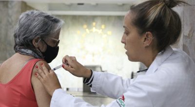 Butantan busca voluntários para teste de vacina da gripe para idosos