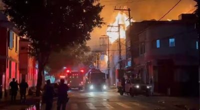 Incêndio de grandes proporções atinge fábrica no Brás, em São Paulo