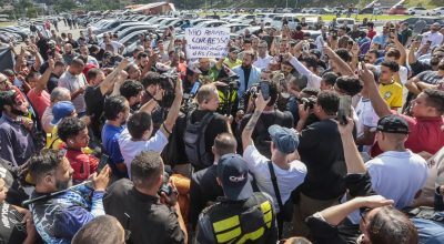 Motoristas protestam contra regulamentação do serviço por aplicativo