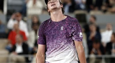 João Fonseca luta, mas dá adeus a Roland Garros após revés para Mensik