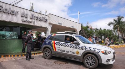 Bolsonaro recebe alta e chega em casa para cumprir prisão domiciliar