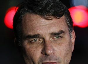 Flávio Bolsonaro admite cobrança a Vorcaro, mas nega crime