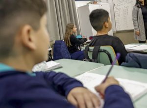 CNTE comemora reajuste do piso do magistério; prefeitos contestam