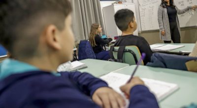 CNTE comemora reajuste do piso do magistério; prefeitos contestam