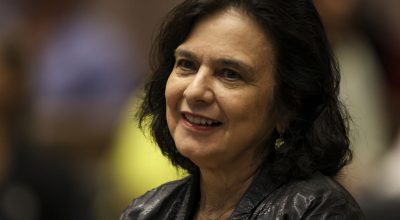 Nísia Trindade lança livro sobre bastidores da covid-19