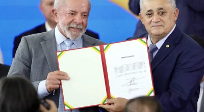 José Guimarães assume ministério e fala em "derrotar o fascismo"
