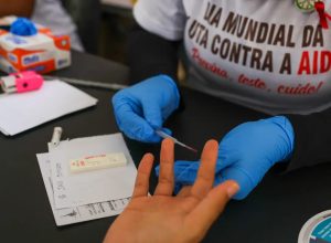 Desinformação sobre HIV dificulta tratamento e aumenta preconceito