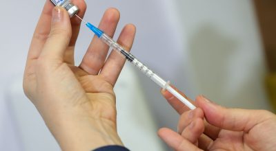 Vacina da gripe não aumenta risco da doença, alerta ministério