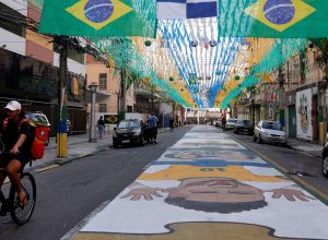 Ruas decoradas para Copa do Mundo reforçam vínculo comunitário no Rio