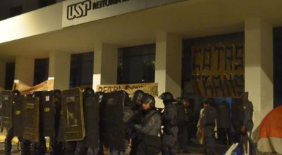 Vereadores provocam universitários em SP e ato tem confronto